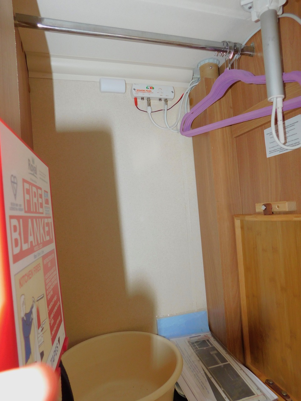 Swift Escape 664. Fiat 2.3 4 Berth with 4 x Seat Belts. Fixed French Corner Bed. Only 32,000 miles and One Owner from New. June 2012. 6-7m Long or 6.85m with the fitted Bike Rack. £32,999 - Image 22