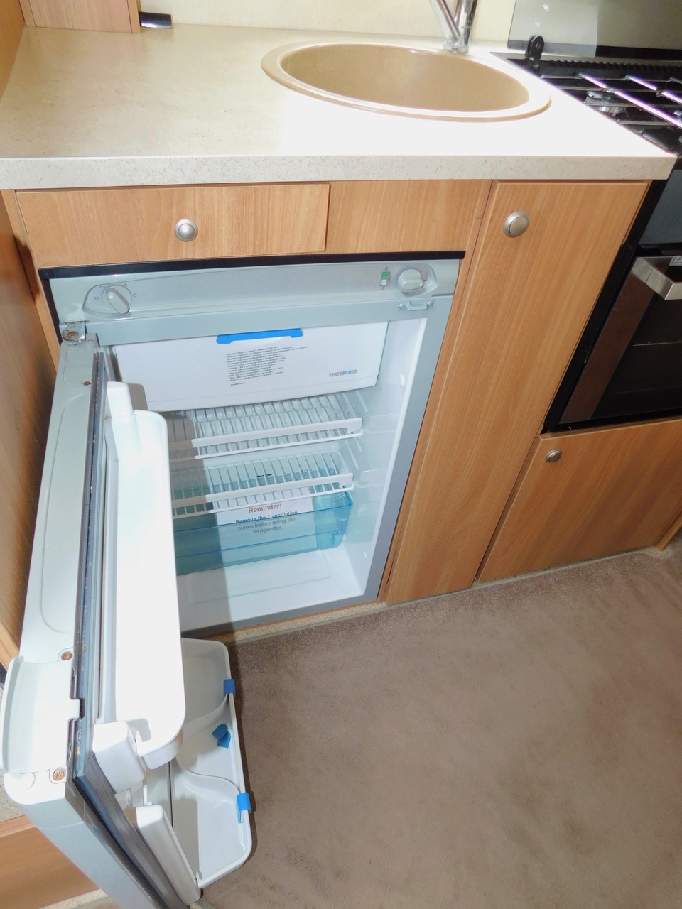 Swift Escape 664. Fiat 2.3 4 Berth with 4 x Seat Belts. Fixed French Corner Bed. Only 32,000 miles and One Owner from New. June 2012. 6-7m Long or 6.85m with the fitted Bike Rack. £32,999 - Image 17