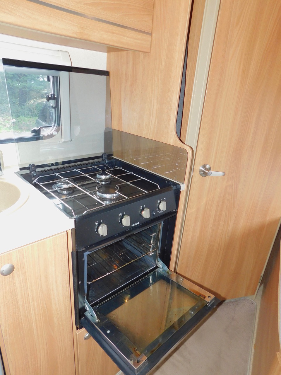 Swift Escape 664. Fiat 2.3 4 Berth with 4 x Seat Belts. Fixed French Corner Bed. Only 32,000 miles and One Owner from New. June 2012. 6-7m Long or 6.85m with the fitted Bike Rack. £32,999 - Image 14