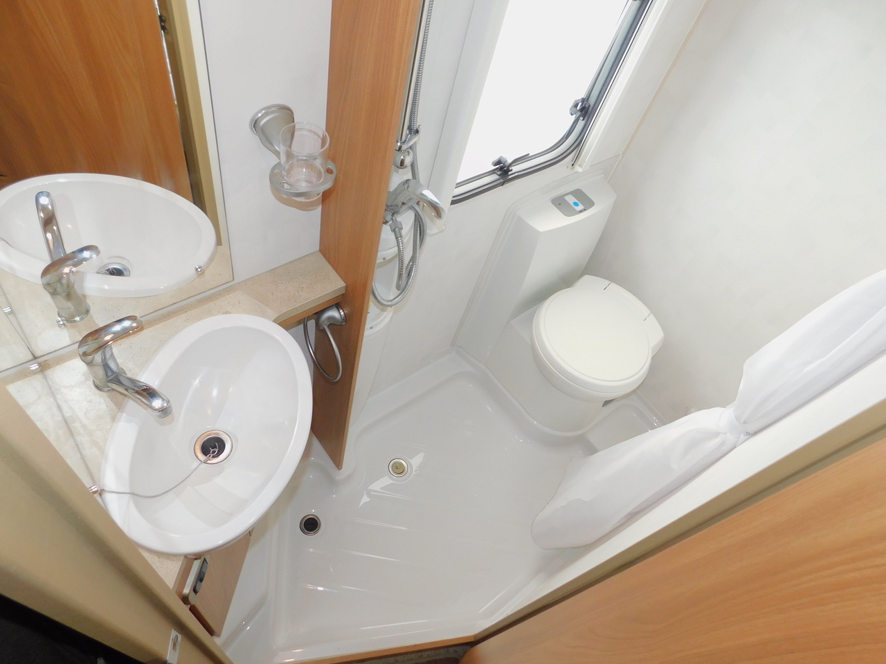 Swift Escape 664. Fiat 2.3 4 Berth with 4 x Seat Belts. Fixed French Corner Bed. Only 32,000 miles and One Owner from New. June 2012. 6-7m Long or 6.85m with the fitted Bike Rack. £32,999 - Image 18