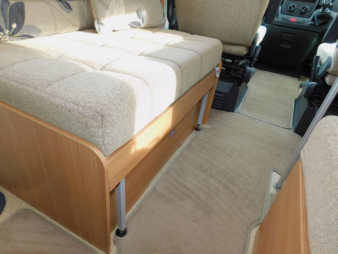 Swift Escape 664. Fiat 2.3 4 Berth with 4 x Seat Belts. Fixed French Corner Bed. Only 32,000 miles and One Owner from New. June 2012. 6-7m Long or 6.85m with the fitted Bike Rack. £32,999 - Image 13