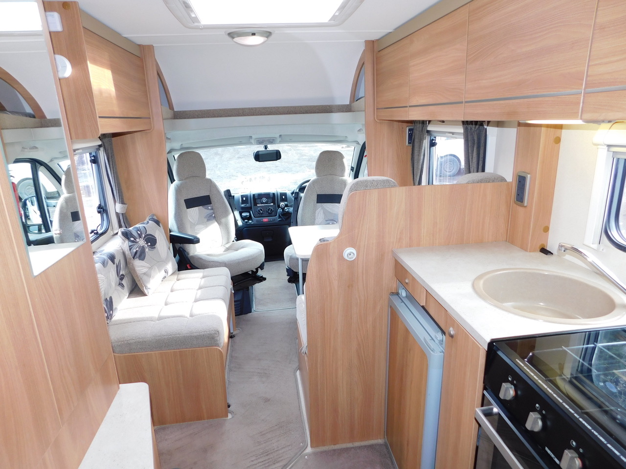 Swift Escape 664. Fiat 2.3 4 Berth with 4 x Seat Belts. Fixed French Corner Bed. Only 32,000 miles and One Owner from New. June 2012. 6-7m Long or 6.85m with the fitted Bike Rack. £32,999 - Image 12