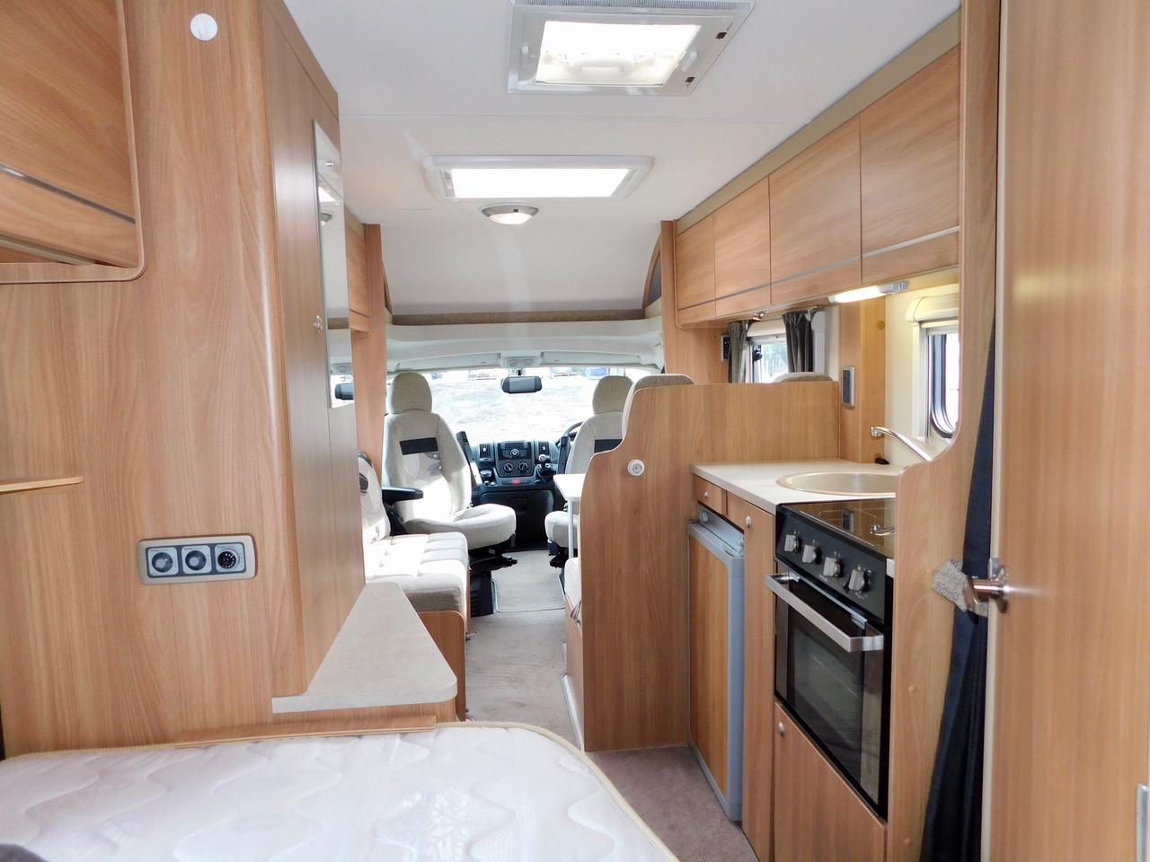 Swift Escape 664. Fiat 2.3 4 Berth with 4 x Seat Belts. Fixed French Corner Bed. Only 32,000 miles and One Owner from New. June 2012. 6-7m Long or 6.85m with the fitted Bike Rack. £32,999 - Image 10