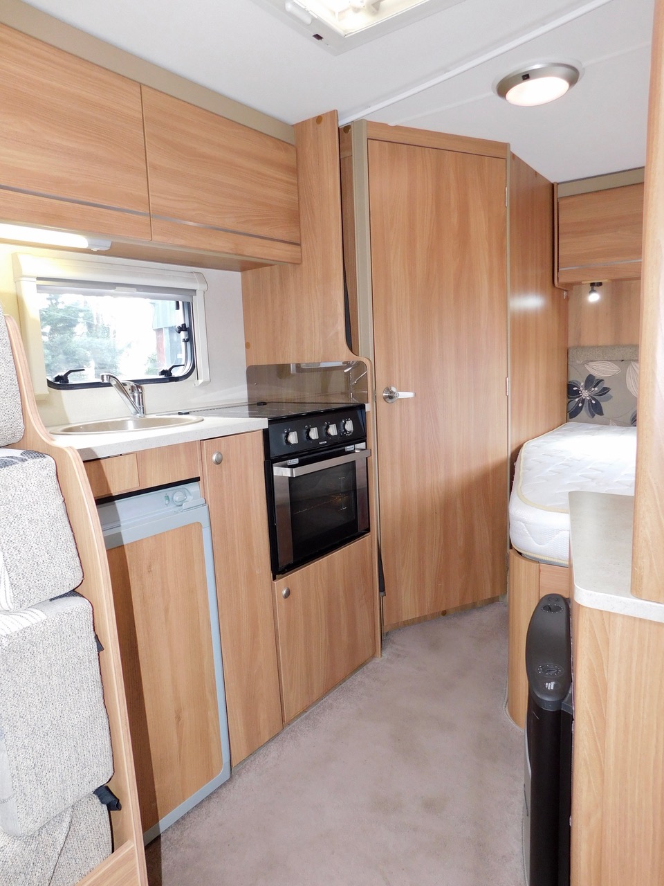 Swift Escape 664. Fiat 2.3 4 Berth with 4 x Seat Belts. Fixed French Corner Bed. Only 32,000 miles and One Owner from New. June 2012. 6-7m Long or 6.85m with the fitted Bike Rack. £32,999 - Image 9