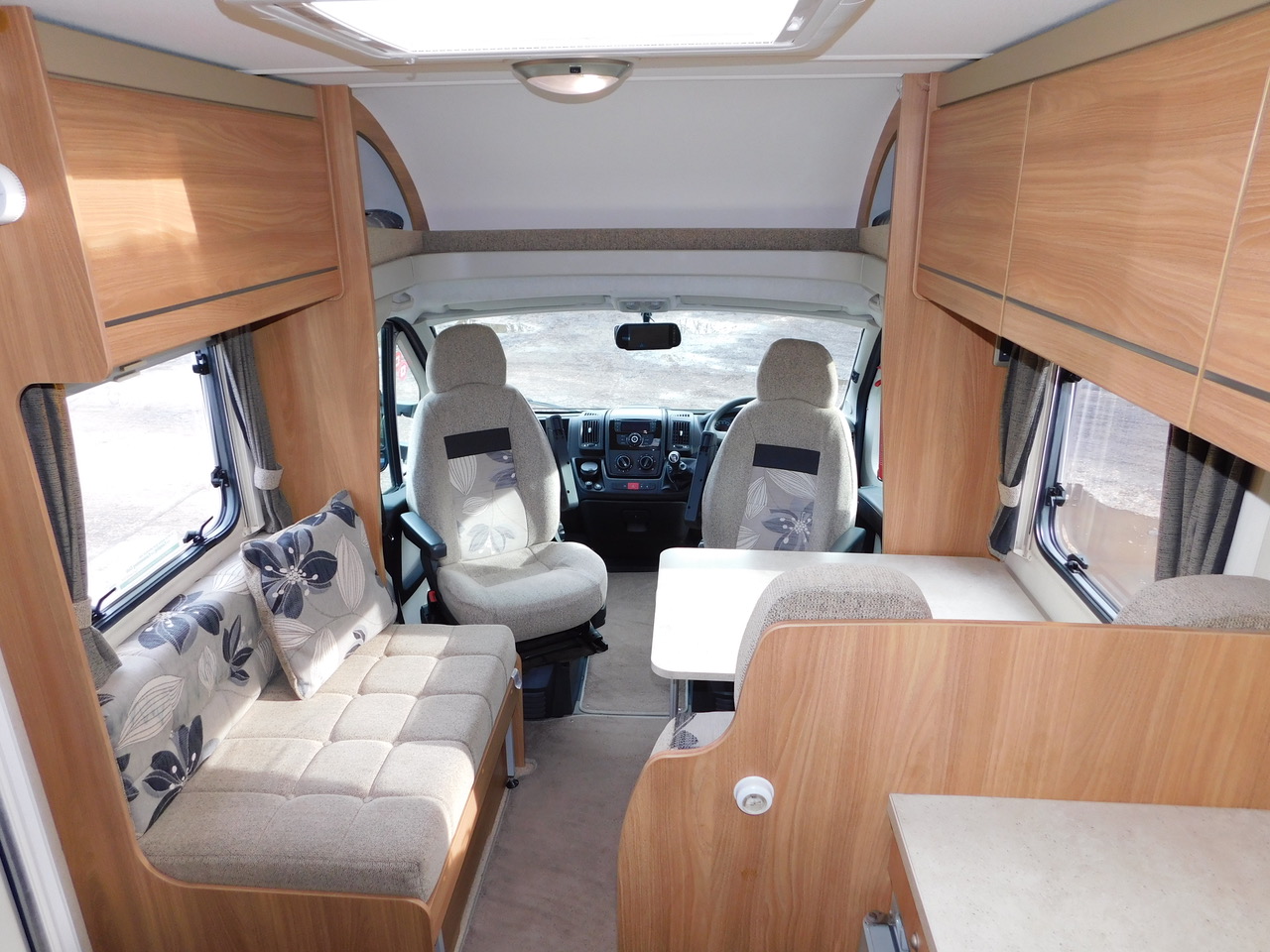 Swift Escape 664. Fiat 2.3 4 Berth with 4 x Seat Belts. Fixed French Corner Bed. Only 32,000 miles and One Owner from New. June 2012. 6-7m Long or 6.85m with the fitted Bike Rack. £32,999 - Image 5