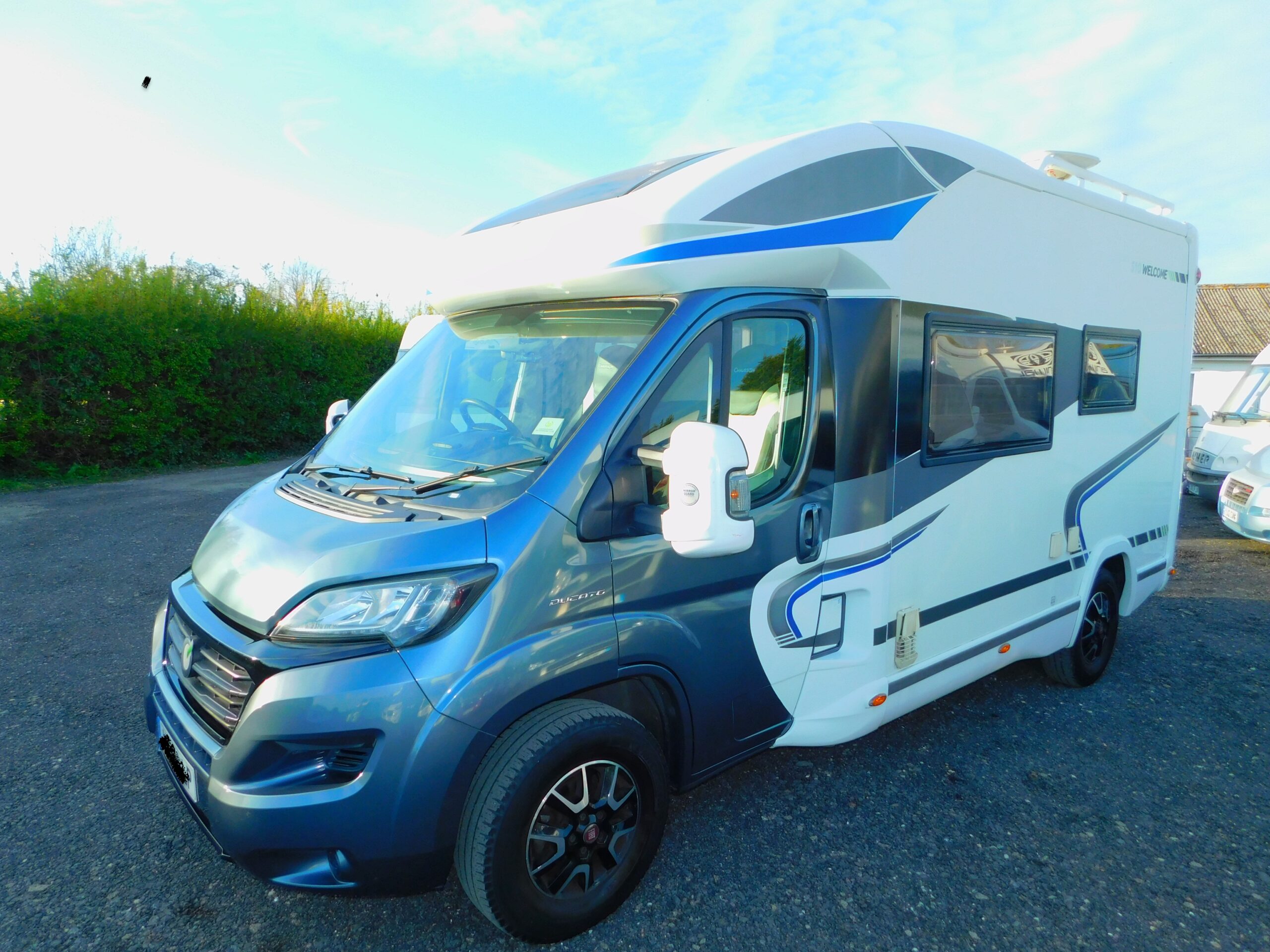 Chausson Welcome 510 4 Berth Motorhome with 4 x Seat Belts and Drop down Electric Bed. £43,999 - Image 3