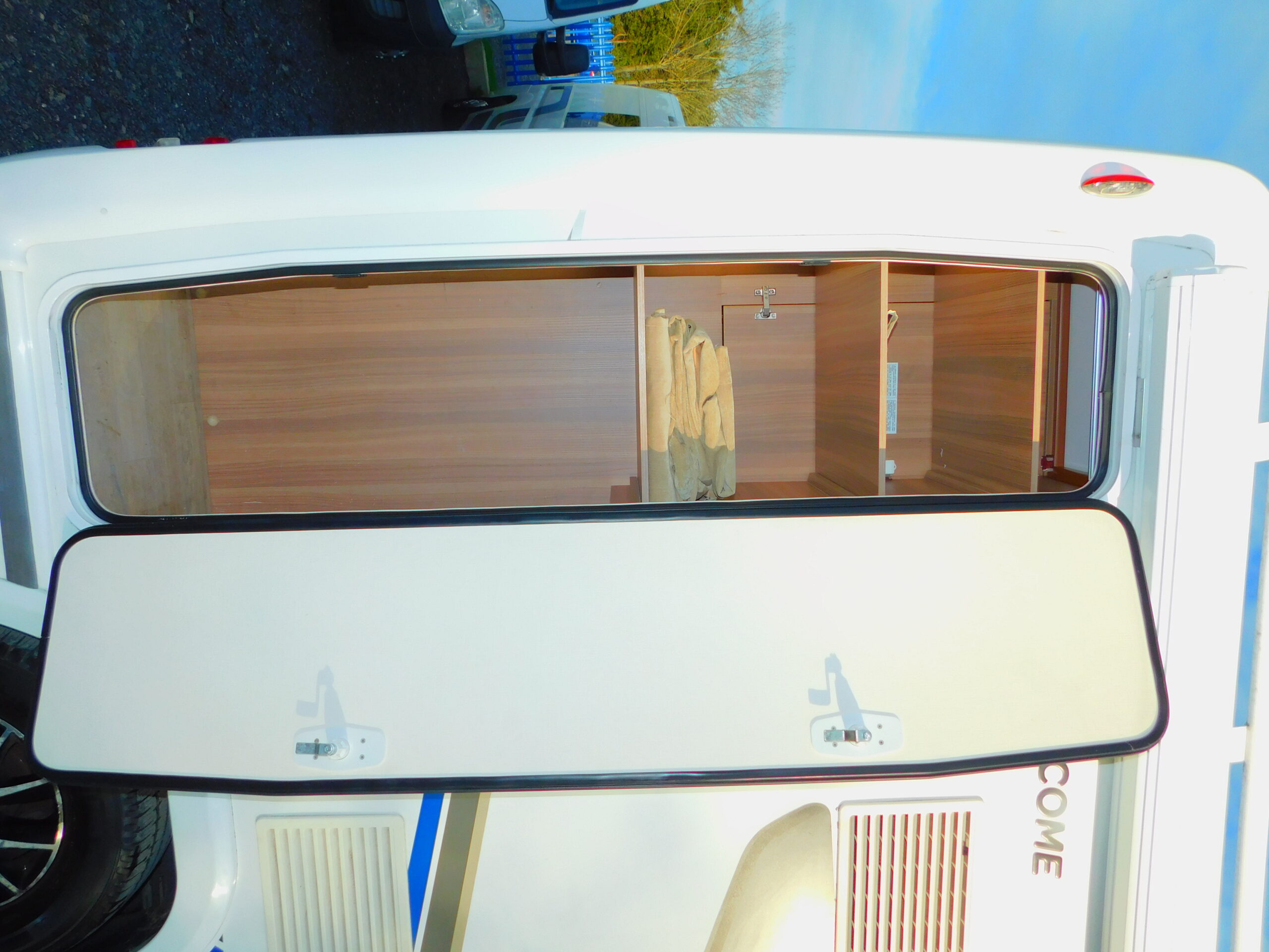 Chausson Welcome 510 4 Berth Motorhome with 4 x Seat Belts and Drop down Electric Bed. £43,999 - Image 17