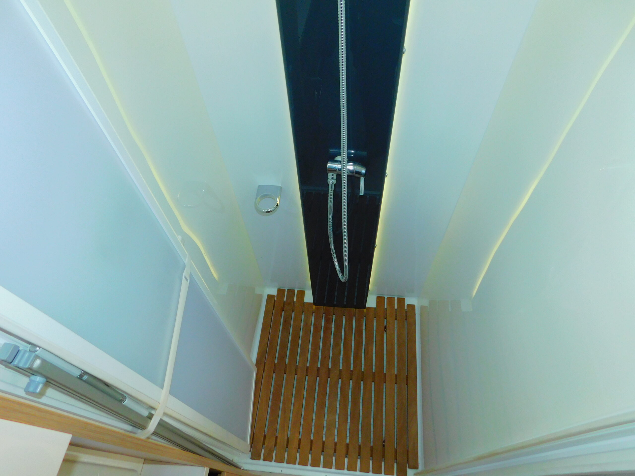 Chausson Welcome 510 4 Berth Motorhome with 4 x Seat Belts and Drop down Electric Bed. £43,999 - Image 16