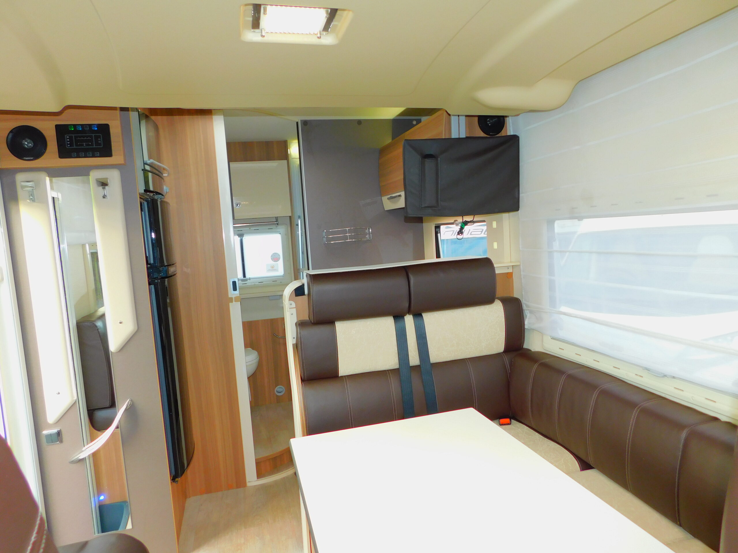 Chausson Welcome 510 4 Berth Motorhome with 4 x Seat Belts and Drop down Electric Bed. £43,999 - Image 4
