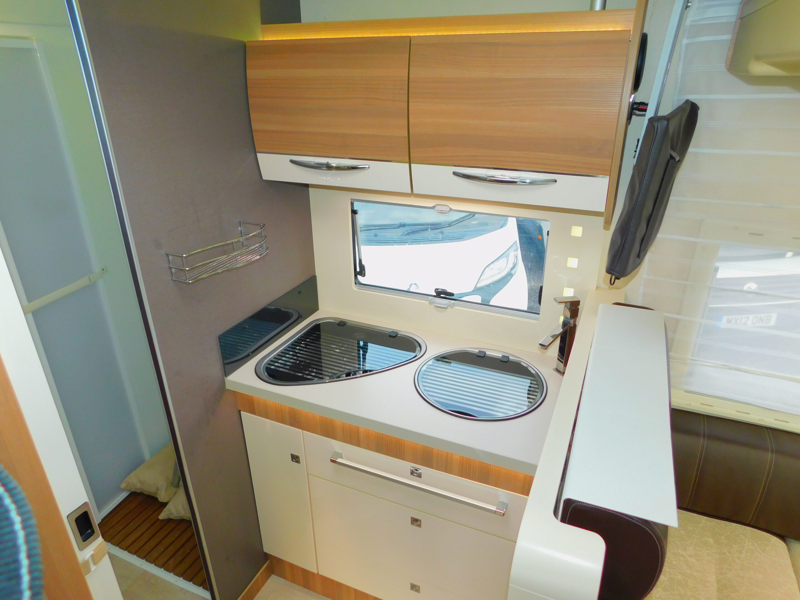 Chausson Welcome 510 4 Berth Motorhome with 4 x Seat Belts and Drop down Electric Bed. £43,999 - Image 11