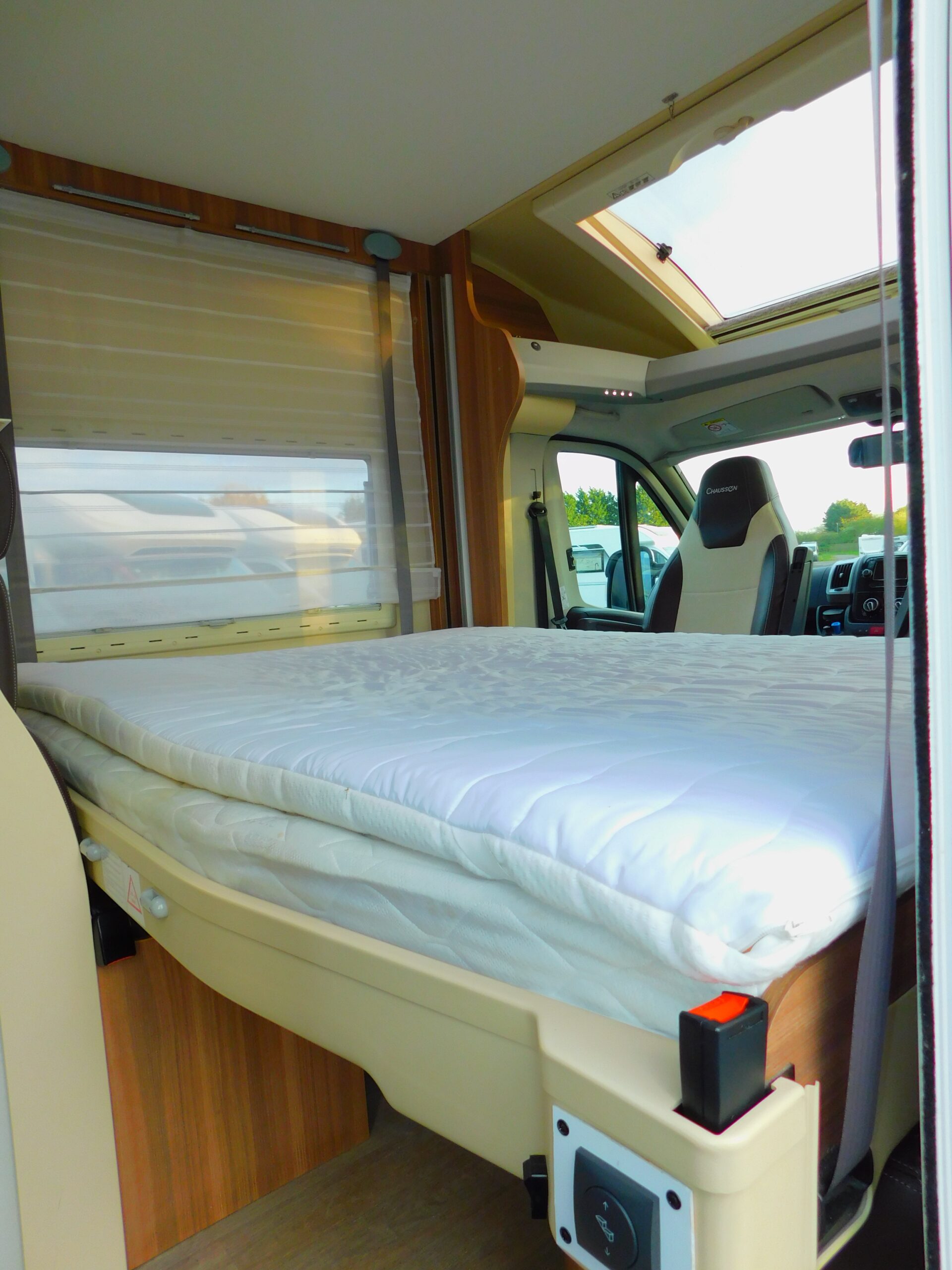 Chausson Welcome 510 4 Berth Motorhome with 4 x Seat Belts and Drop down Electric Bed. £43,999 - Image 8