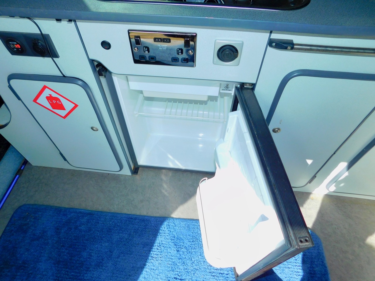 Vauxhall Vivaro 1.9 CDTI High Top Camper Van with 2 to 3 Berth. £15,999 - Image 7